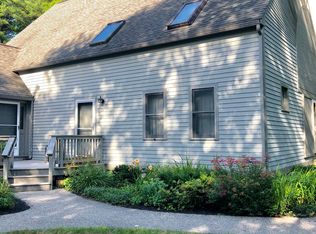 101 Glengarry Dr, Stratham, NH 03885