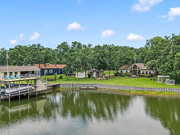 2nd image of 326 Hickory Cir