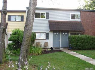 162 Pointe Cir N, Coram, NY 11727