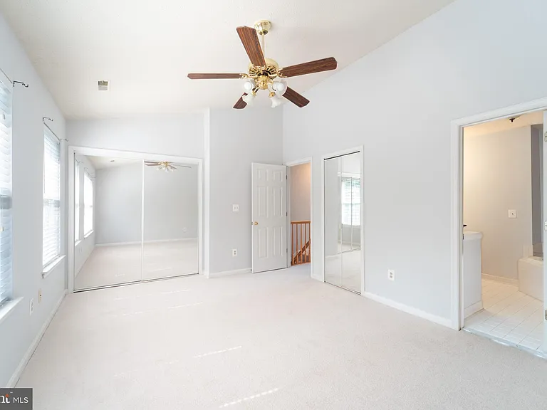 413 Lakeview Ct — Photo 37