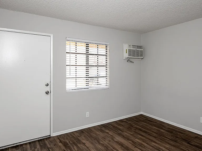 6260 Vineland Ave — Photo 5