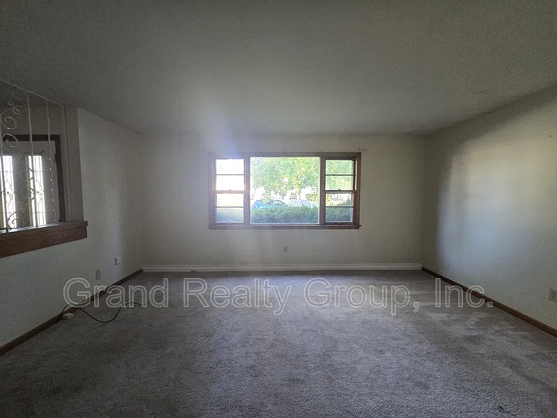 3 bed, 1.0 bath, 1032 sqft, $2,000 — Photo 2
