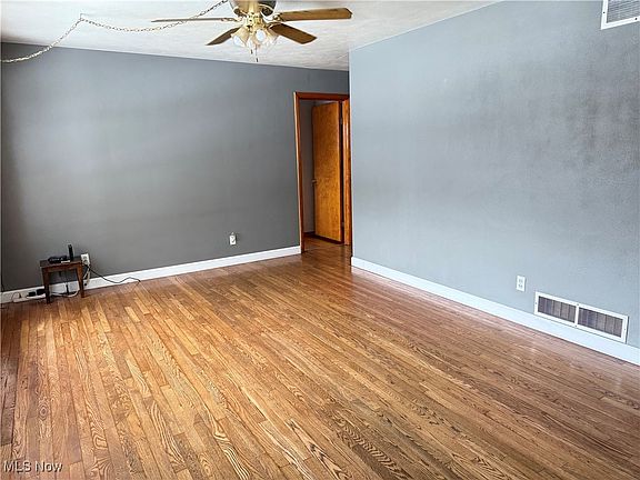 4th image of 220 Delwood St