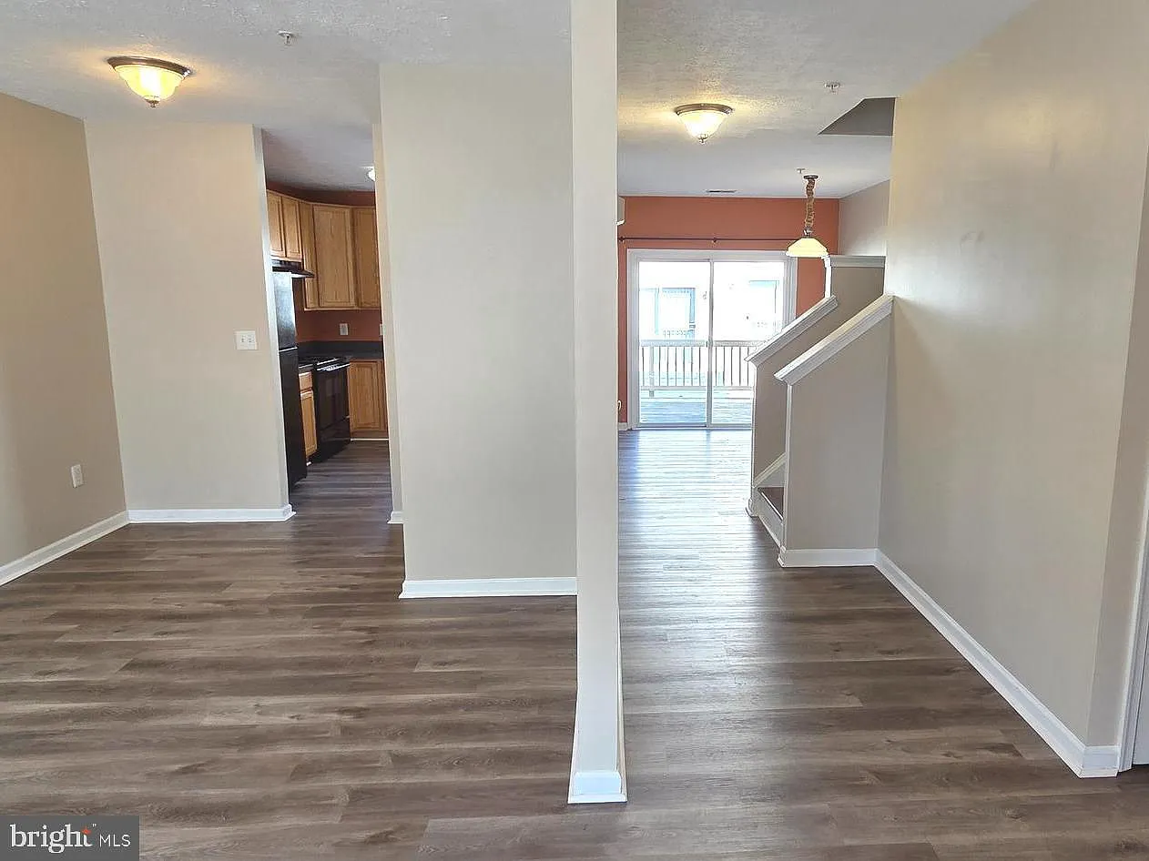 3 bed, 2.5 bath, 1372 sqft, $2,200 — Photo 4