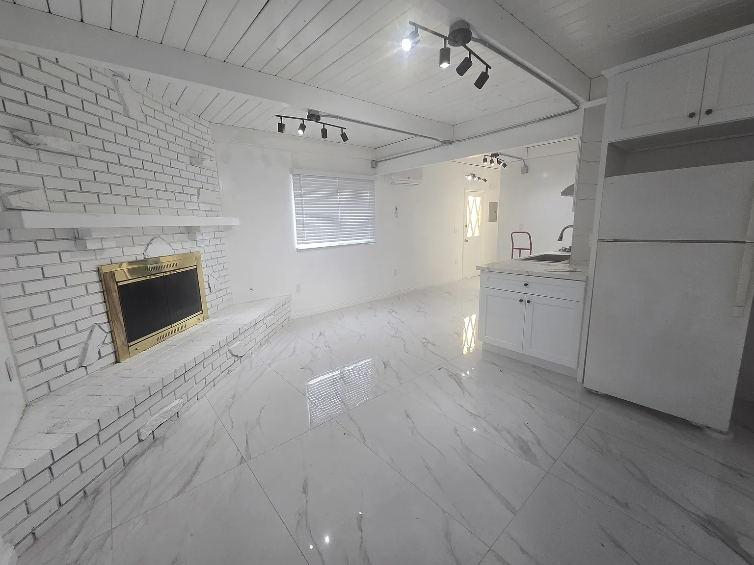 1 bed, 450 sqft, $2,200 — Photo 3