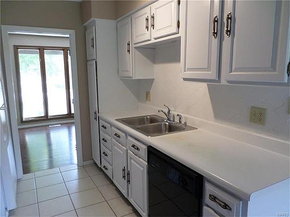 5th image of 716 Fairington View Dr