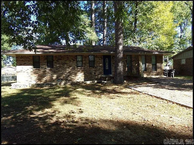 4 bed, 1.0 bath, 1250 sqft, $1,185 — Photo 2
