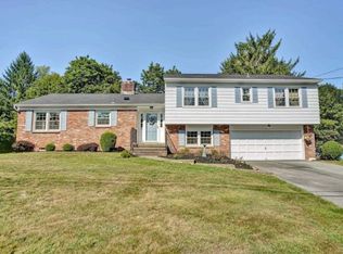 10 Meadowview Dr, Poughkeepsie, NY 12603