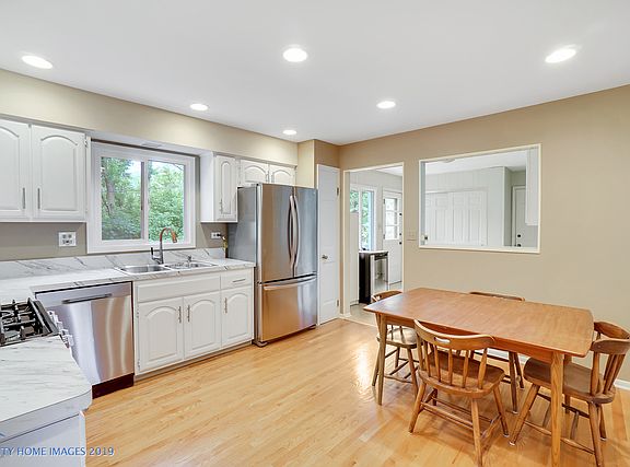 5th image of 361 N Macarthur Dr