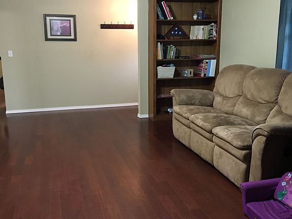 Living w/built in bookcase