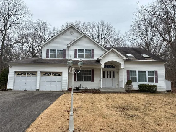 80 W Bartlett Rd, Middle Island, NY 11953