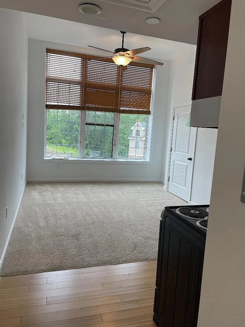 Studio, $1,695 — Photo 3