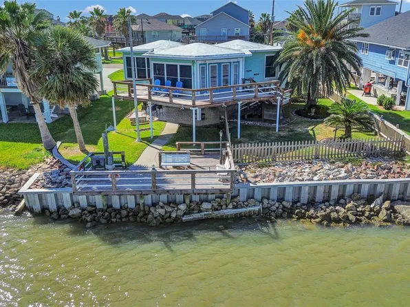 83 Dolphin Ln, Freeport, TX 77541