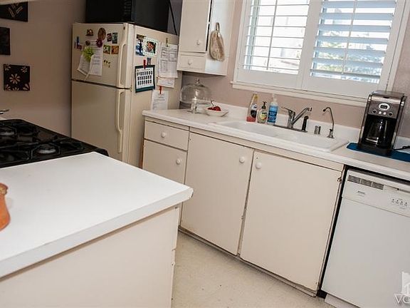 2nd image of 22040 Calvert St APT 2