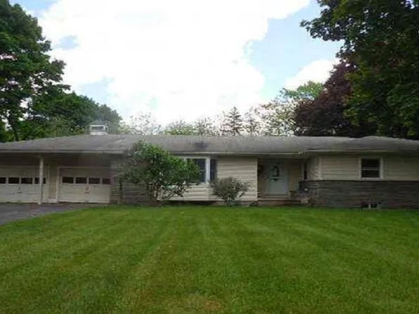 3 Drumlin Dr, Macedon, NY 14502