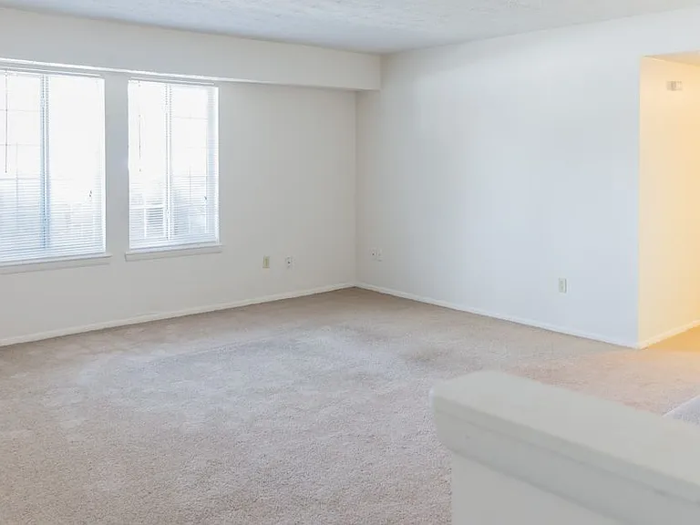Windsor Gardens Apartments — Photo 13
