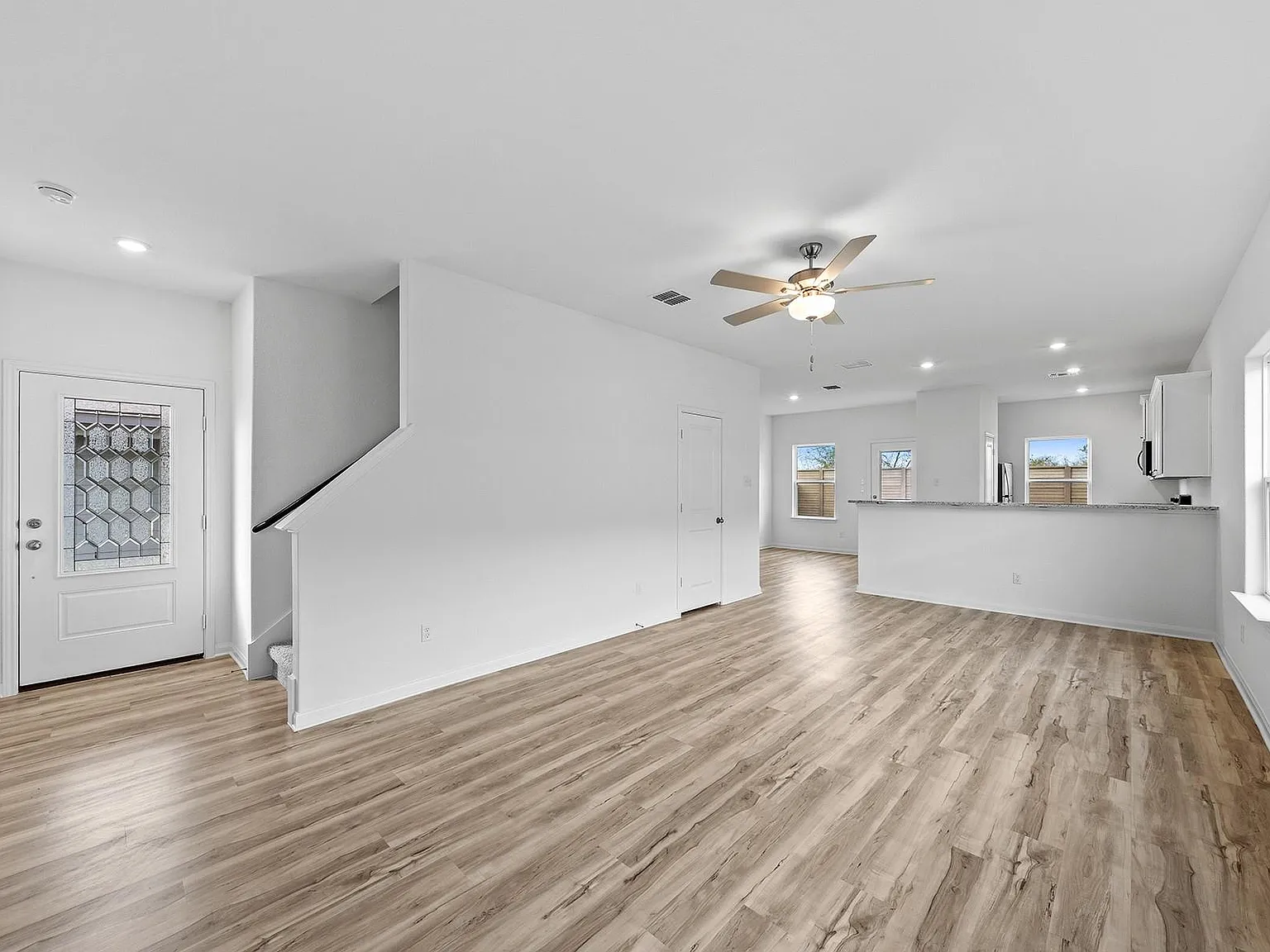 4 bed, 2.5 bath, 1924 sqft, $2,515 — Photo 3