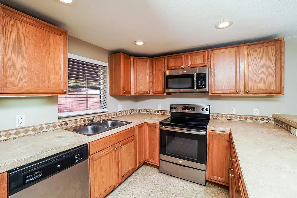 3 bed, 2.0 bath, 1007 sqft, $1,840 — Photo 4