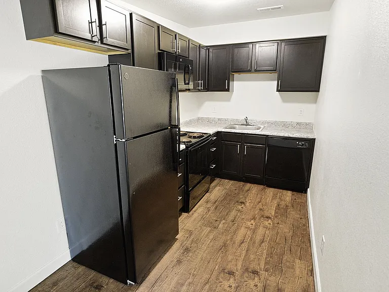 Metro Apartments at Wood River — Photo 22