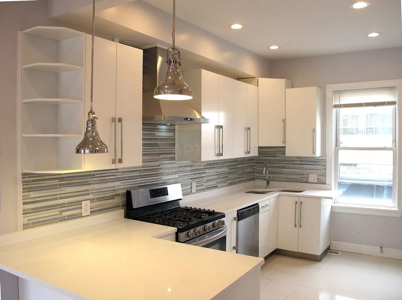 Medford Square / Medford Hillside area, 4 bedroom, 2 bathroom apartment — Photo 4