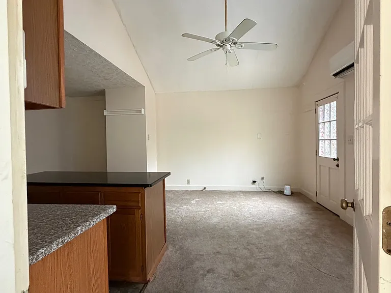 Vinca Dr — Photo 3