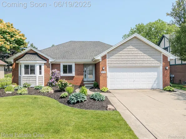 15719 Greenview Dr, Fraser, MI 48026