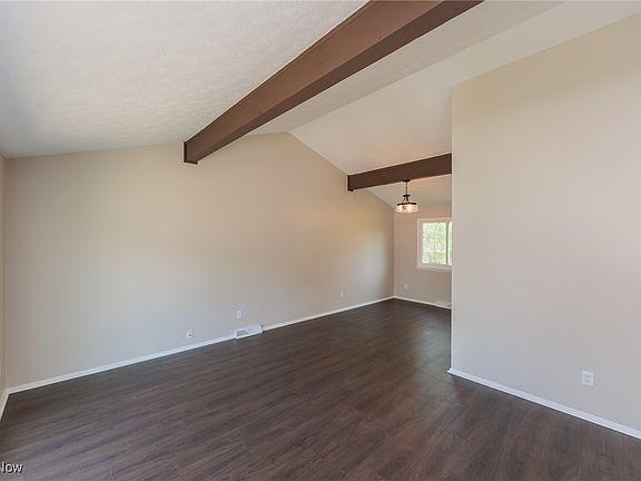 5th image of 445 Bruce Dr