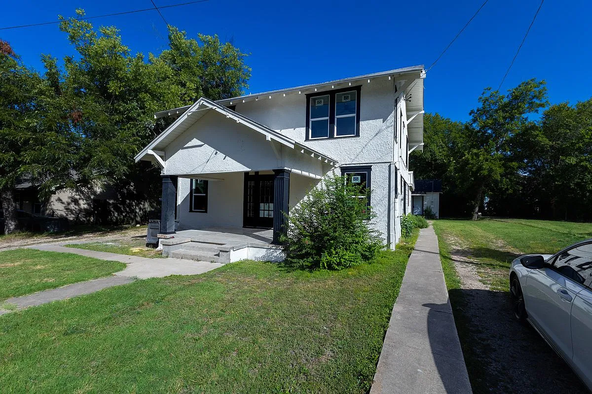 4 bed, 1.0 bath, 1400 sqft, $1,800 — Photo 2