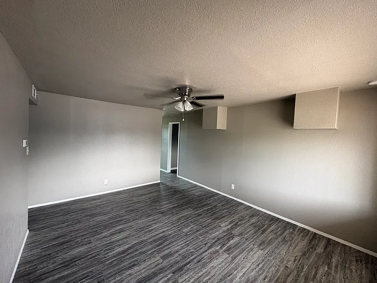 1042 Hodges St — Photo 2
