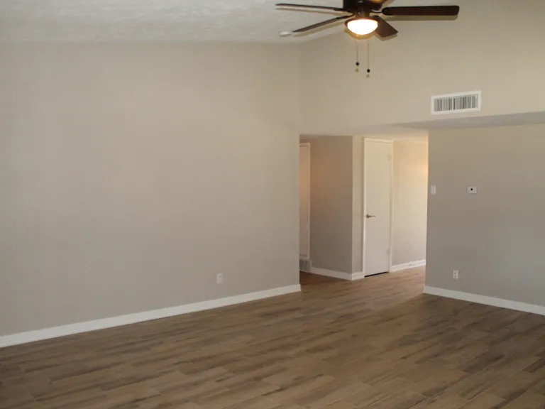 Living room with a high ceiling fan