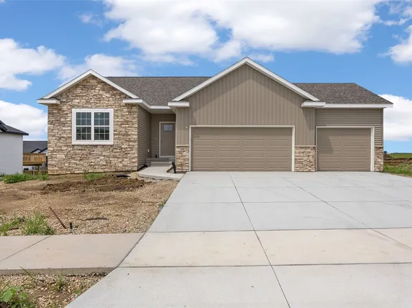 1443 Cardinal Dr, Fairfax, IA 52228