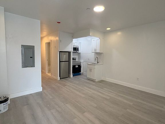 3rd image of 1641 Undercliff Ave #5I