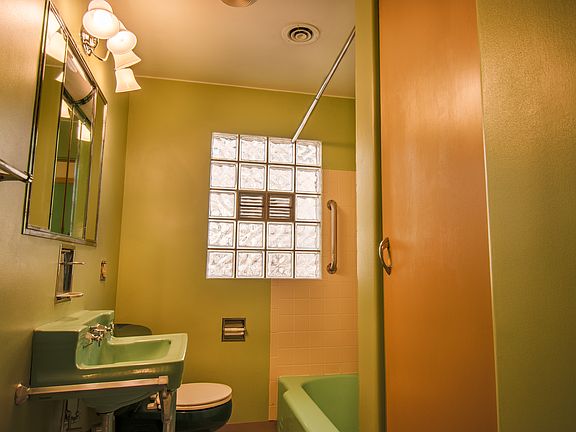 4th image of 1701 Rainbow Ave