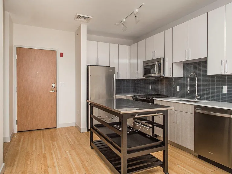West Square Apartments — Photo 120