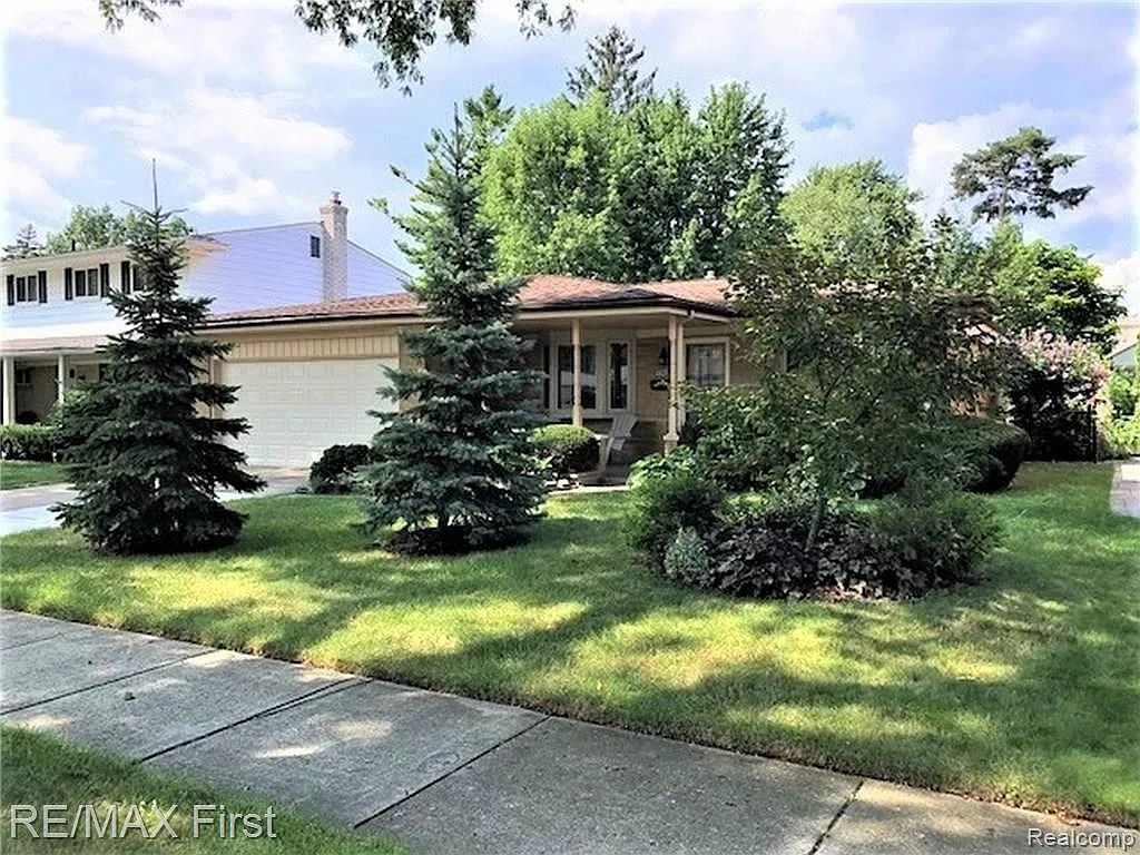 3 bed, 1.5 bath, 2450 sqft, $2,000 — Photo 1