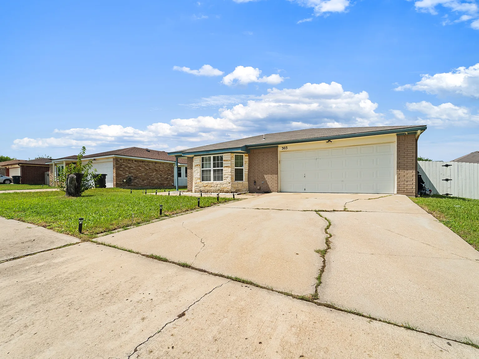 303 Carly Dr — Photo 2
