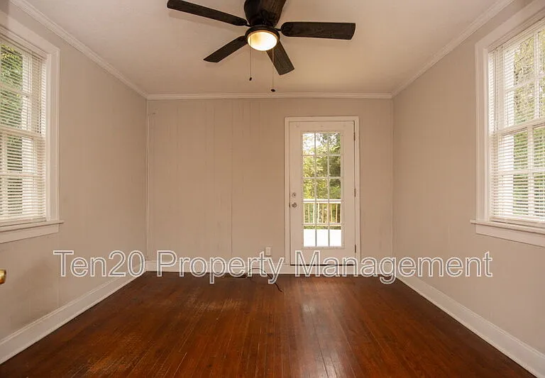 3909 Crestview Dr — Photo 13