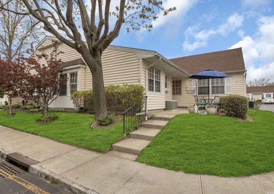 1st image of 32 Revere Dr