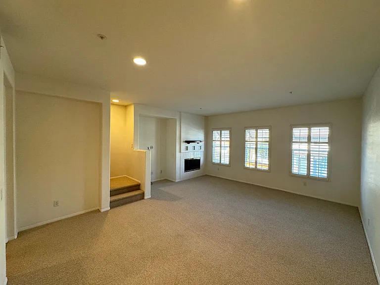 616 E Walnut St — Photo 16