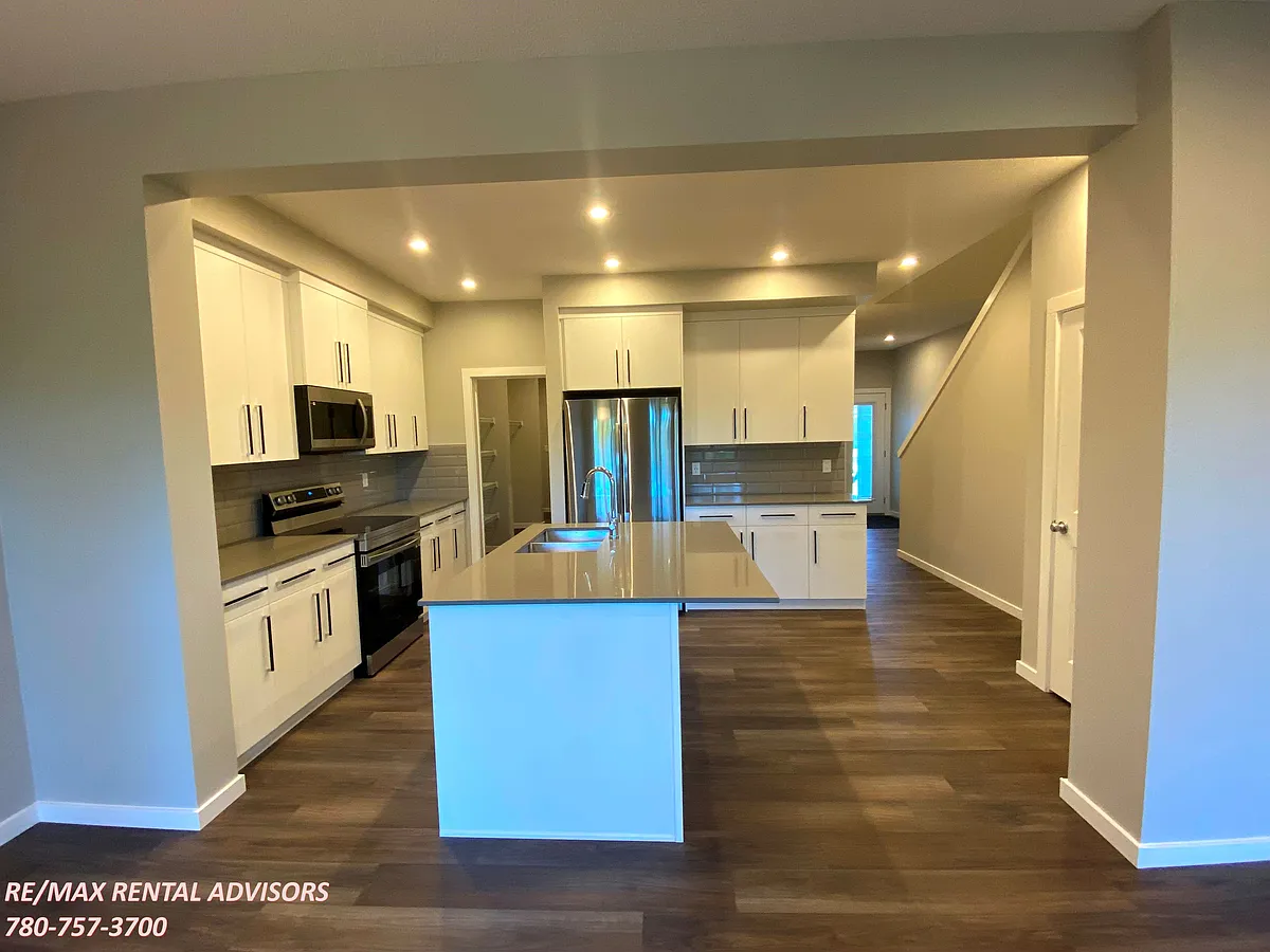 Building Photo - 7338 Chivers Cres SW