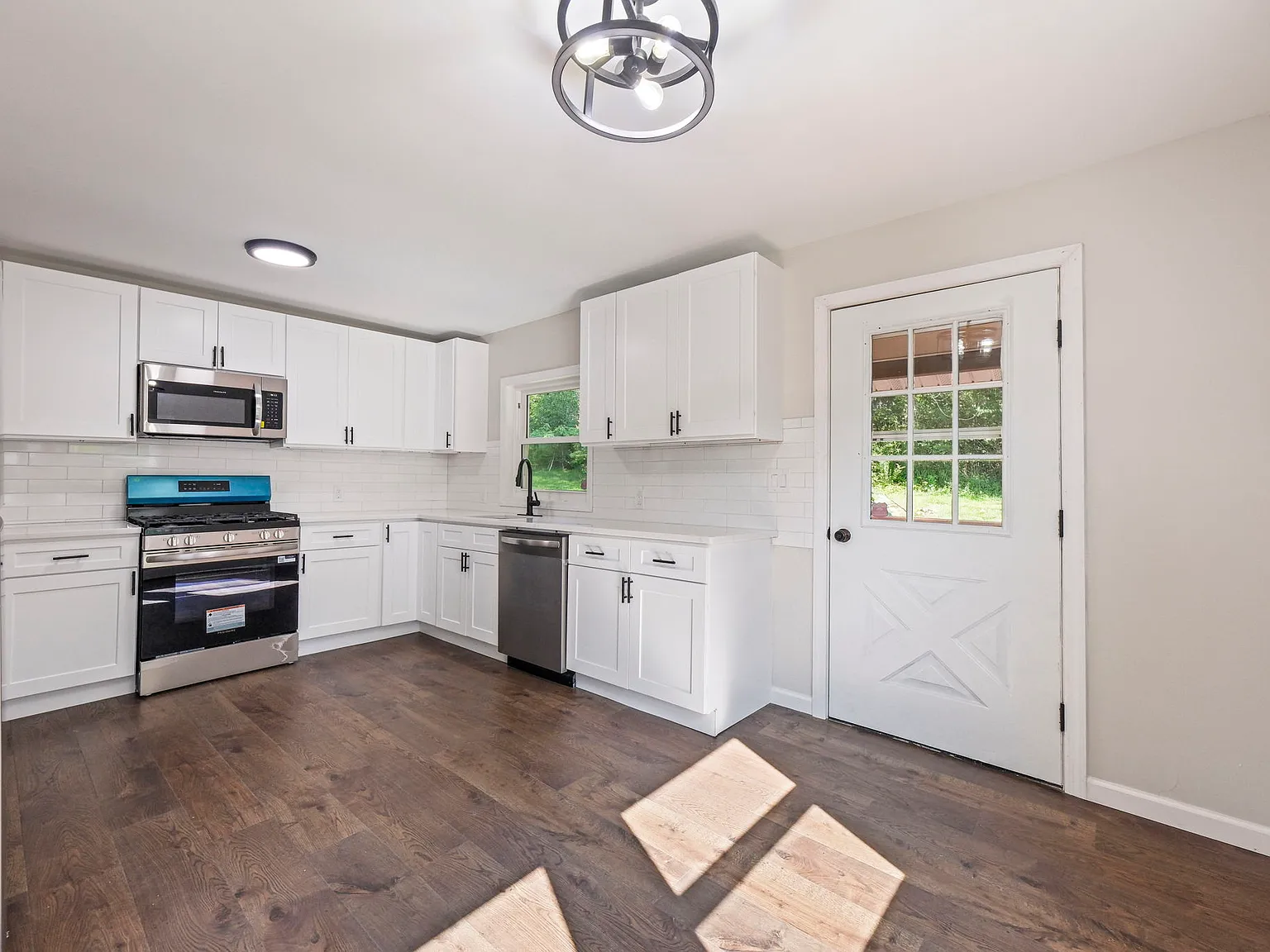 2 bed, 822 sqft, $2,350 — Photo 3