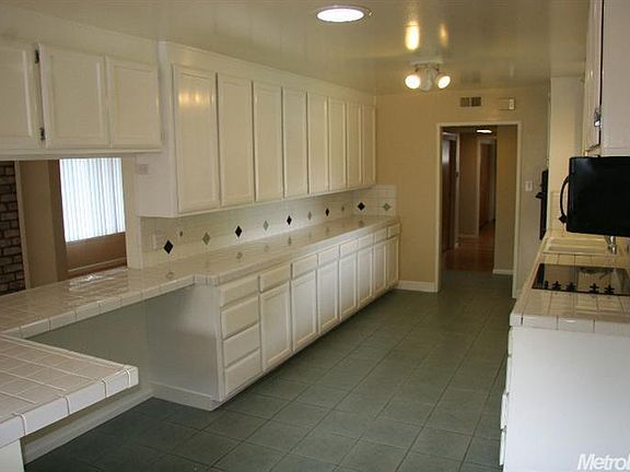 4th image of 819 Seamas Ave