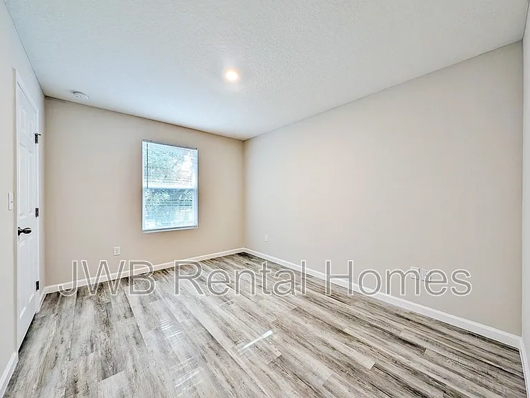 1213 Moat St — Photo 8