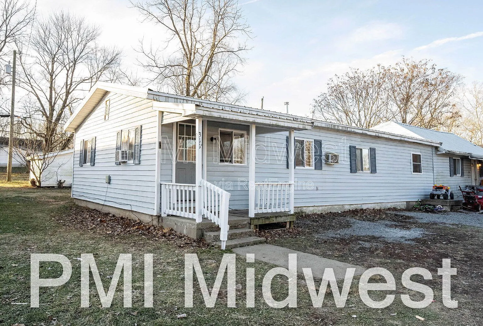 3 bed, 1.0 bath, 853 sqft, $1,299 — Photo 1