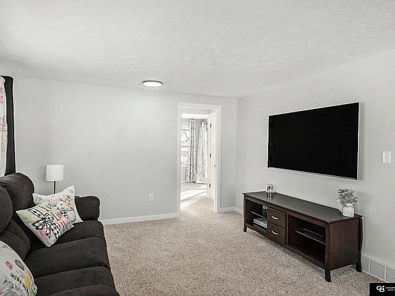 5th image of 2901 Van Buren St