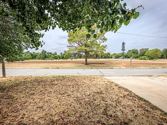 4th image of 205 NW 40th St