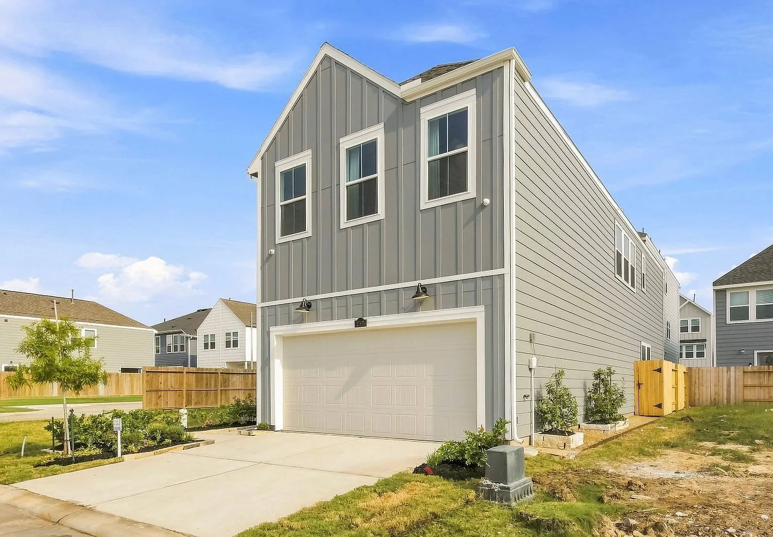 4 bed, 2.5 bath, 2260 sqft, $2,900 — Photo 2