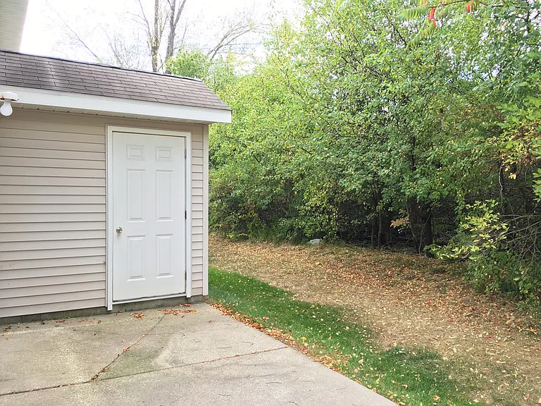 3329 Park Ridge Ln NE — Photo 4