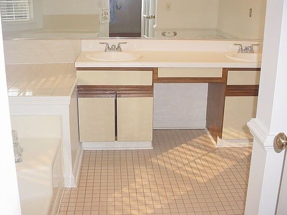 master room's bath dual sink also has seperate shower