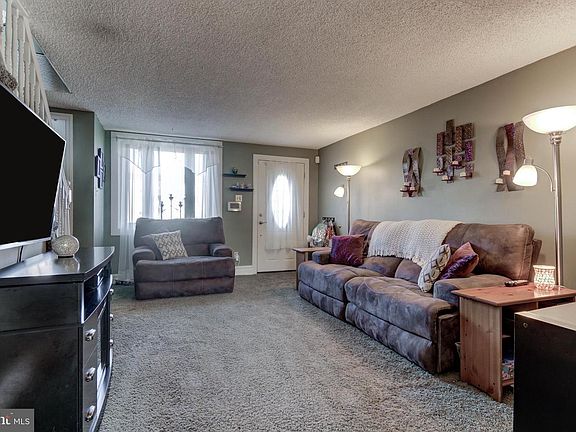 4th image of 1060 Oakwood Dr